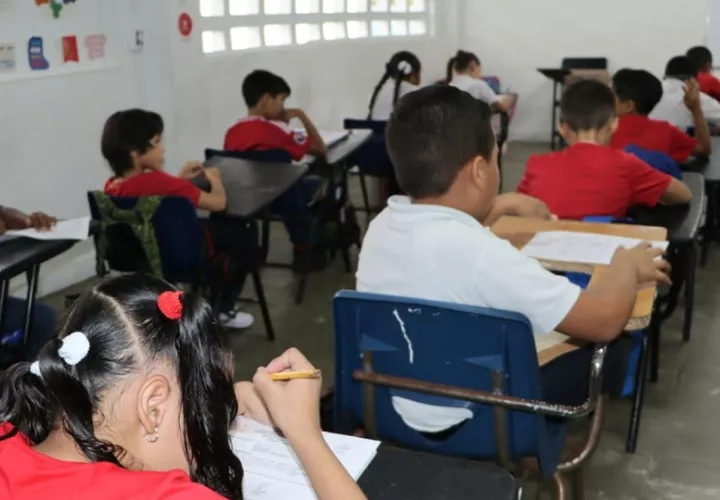 Los docentes continúan aplicando las pruebas trimestrales a los estudiantes sin ninguna dificultad.  Foto: Cortesía