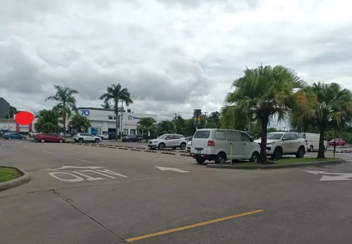 Dionicia Ortíz, residente de Santiago, señala que la plaza tiene un valor que va más allá de sus locales comerciales. Foto. Melquíades Vásquez