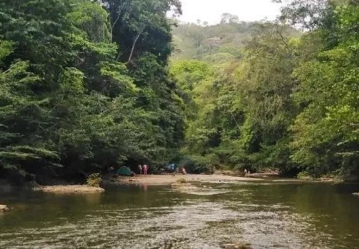 Las familias gozan de las aguas de los diversos ríos. Foto. Diómedes Sánchez