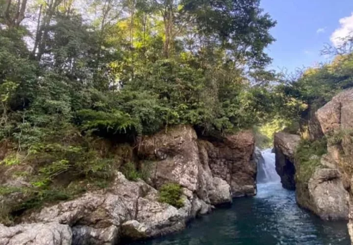 Nacionales y extranjeros pueden disfrutar de las relajantes aguas de sus ríos. Foto. Diómedes Sánchez