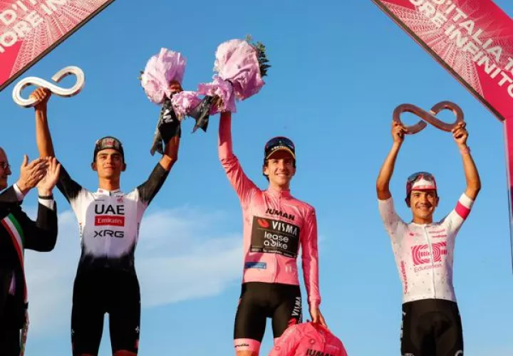 El británico Simon Yate (cent.) ganó el giro de Italia, Isac Del Toro (izq.) y  el italiano Matteo Moschetti. Foto: EFE