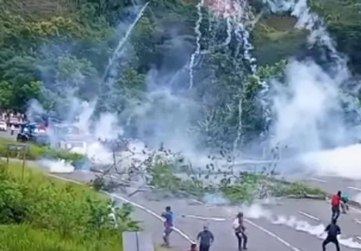 Las Unidades de Control de Multitudes se trasladaron al distrito de Tolé con el objetivo de despejar el tramo bloqueado.