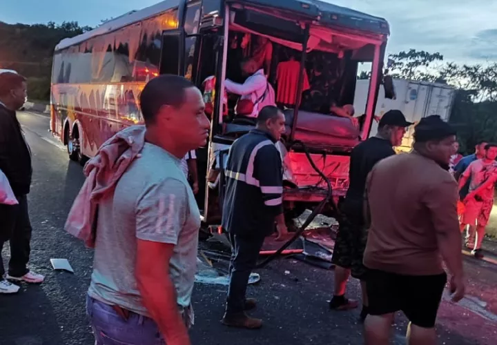 Los pasajeros que sufrieron lesiones fueron trasladados en otro autobús rumbo a Chiriquí. Foto. Melquíades Vásquez