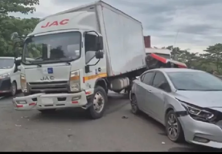 Se logró movilizar algunos vehículos para habilitar un carril de la vía para disminuir el pesado tráfico. 