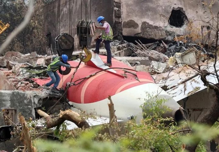 Fotografía del 14 de junio de 2025 que muestra a trabajadores indios que retiran los restos del avión de Air India. Foto: EFE