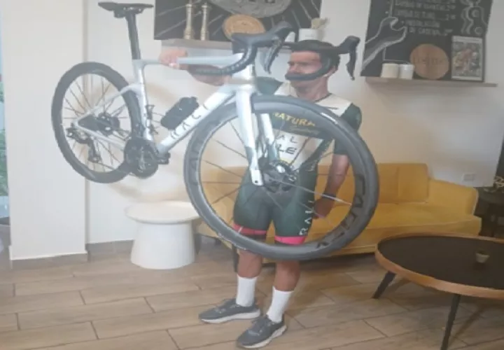 Franklin Archibold con la nueva bicicleta. Foto: Jaime Chávez