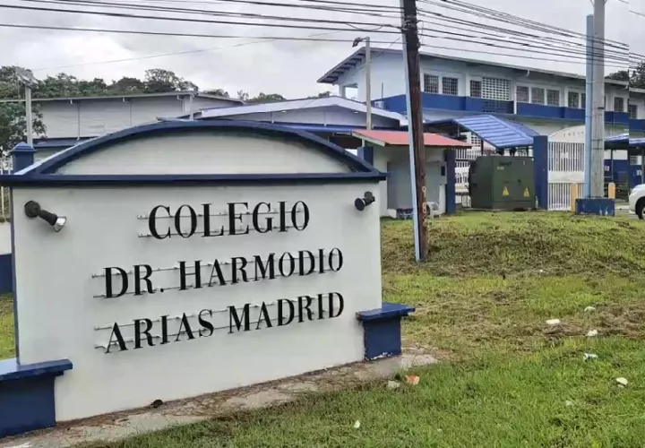 En ese colegio un estudiante amenazó a otro con el arma de fuego. Foto. Archivo