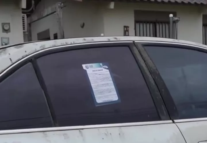 Estos vehículos inservibles se han convertido en criaderos de mosquitos y otras alimañas, han advertido los funcionarios municipales. Foto. Eric Montenegro