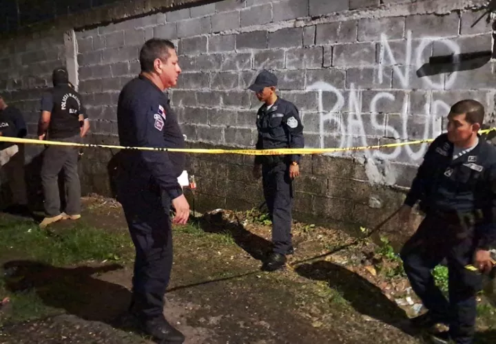 Policías acordonaron el lugar del hecho de sangre. Foto: Diómedes Sánchez