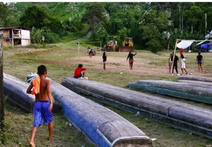 Grupo de indígenas jugando fútbol en un sector de Bajo Chiquito, cerca a la selva del Darién (Panamá). Foto: EFE/ Moncho Torres
