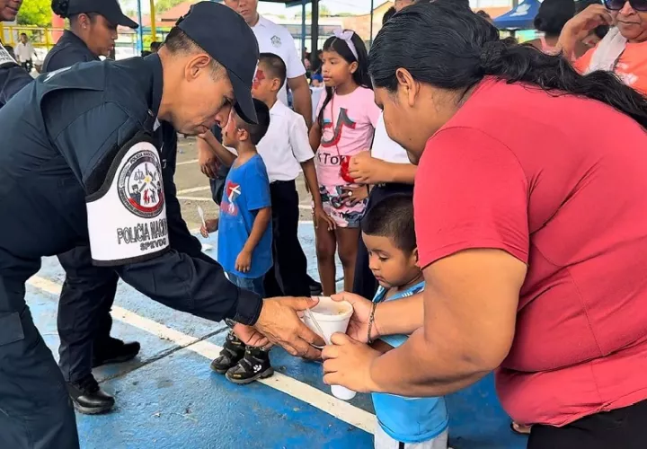 Los participantes de las diversas actividades también degustaron los alimentos de "La Olla Popular.". Foto. Cortesía. Policía Nacional