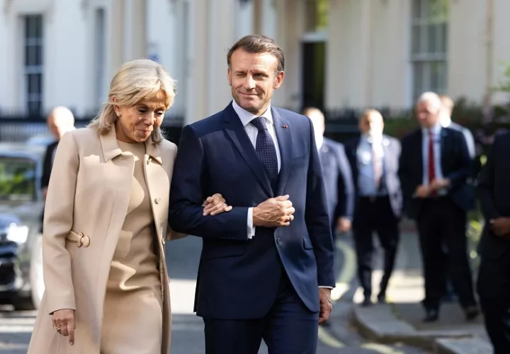 Emmanuel Macron,y su esposa, Brigitte Macron. Foto: EFE