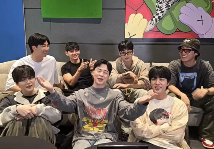 Jin, RM, V, Jimin, J-Hope, Jungkook y Suga. Foto: Captura del 'live' de Weverse