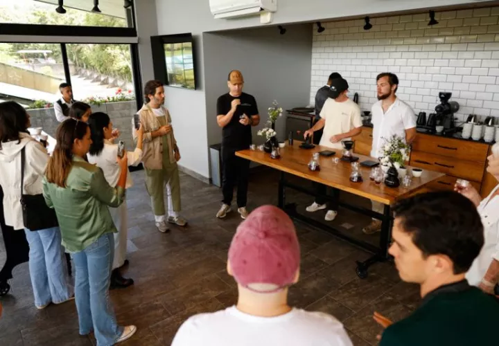 Personas participan en una cata de café en Boquete (Panamá). Foto: EFE