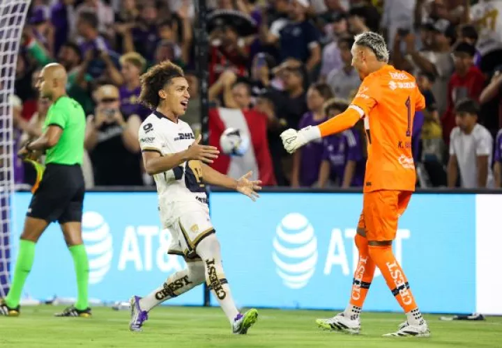 'Coco' Carrasquilla (izq.) y Keylor Navas festejan el triunfo de Pumas ante Orlando City. Foto: @PumasMX