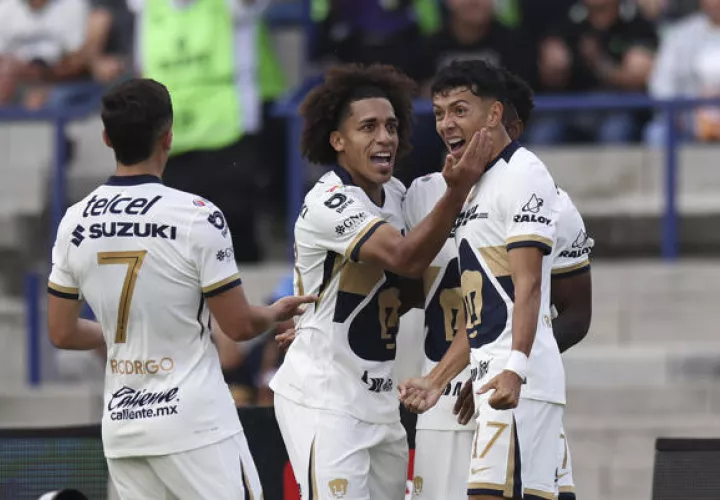 Adalberto 'Coco' Carrasquilla (cent.)  en un partido con los Pumas. Foto: EFE