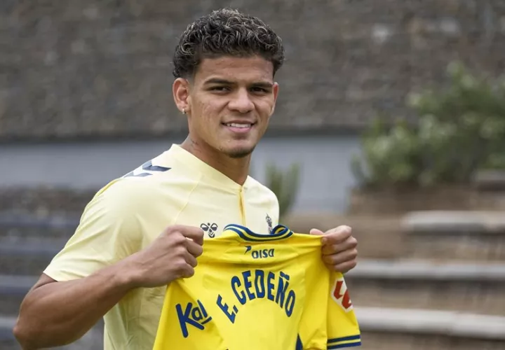 El mediocentro panameño Edward Cedeño posa con la camiseta del UD Las Palmas en el marco de su presentación este sábado. Foto: EFE