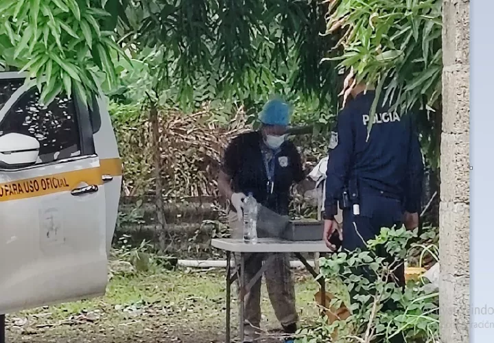 Dentro de la casa, personal de Criminalística del Ministerio Público (MP) recolectó no menos de 25 casquillos de municiones de arma de fuego. Foto. Eric Montenegro