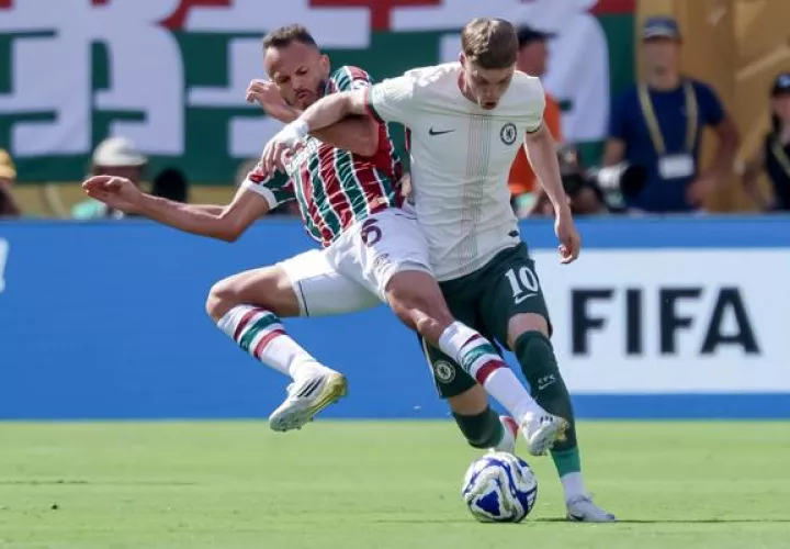 René del Fluminense (izq.) disputa el balón contra el Cole Palmer del Chelsea. Foto: EFE