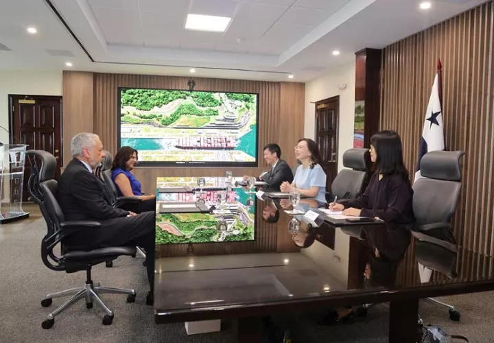 La embajadora de la República Popular China en Panamá, Xu Xueyuan, y el administrador de la vía, Ricaurte Vásquez. Foto: Cortesía