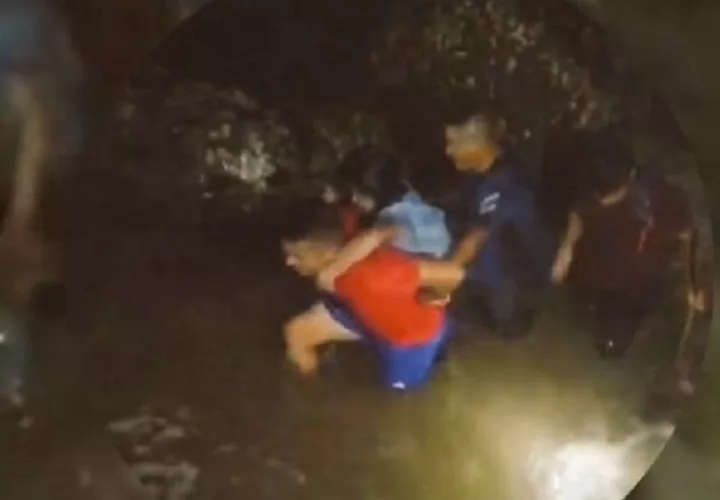 La comunidad logró el rescate de varias personas la noche del lunes. Foto. Sinaproc