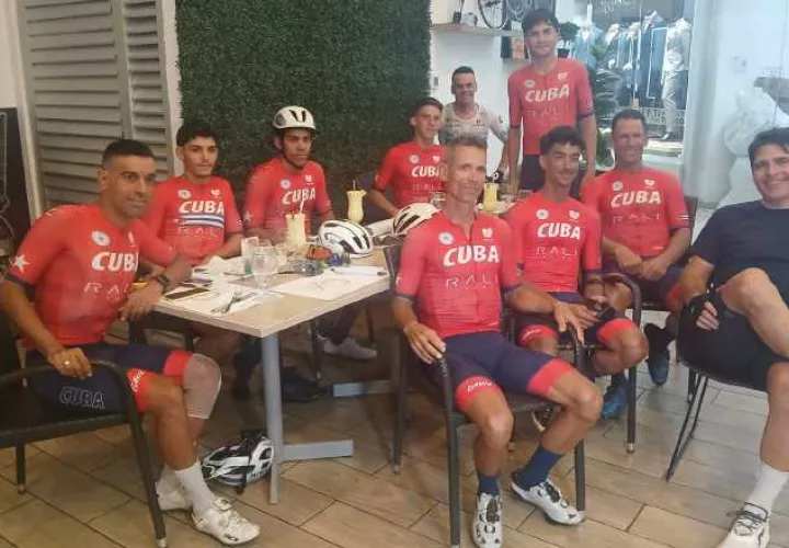 Ciclistas de Cuba y Vicente Carretero de Fepaci (der.) Foto: Jaime Chávez