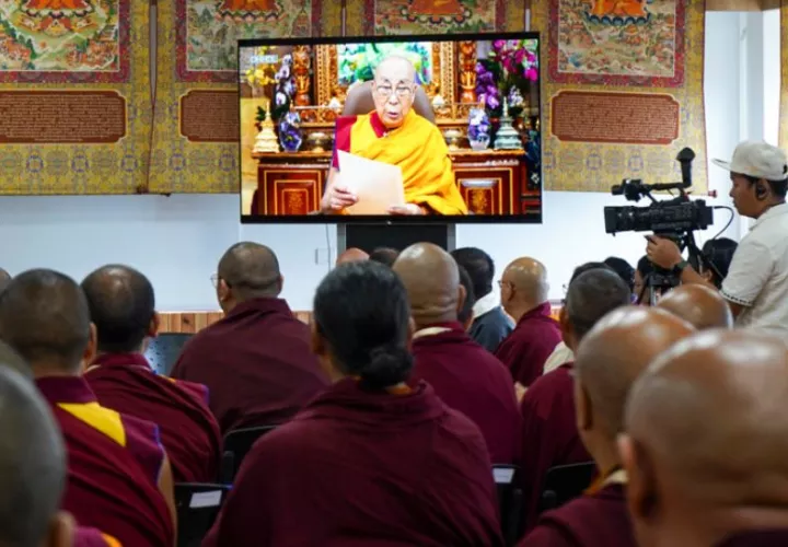 El dalái lama lee una declaración por videoconferencia ante la cúpula del budismo tibetano. Foto: EFE