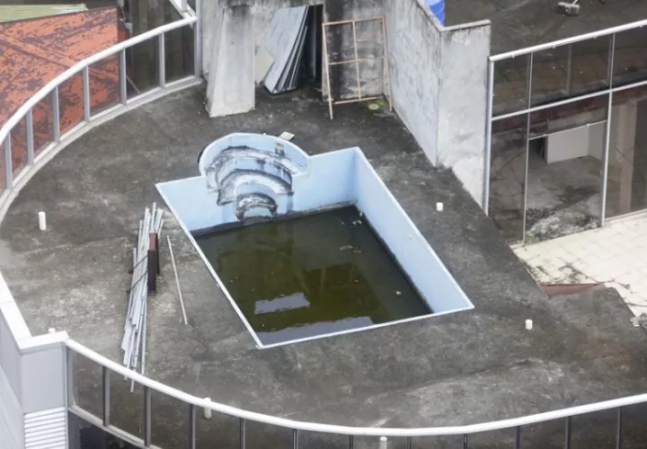 Piscina con agua estancada en un edifico abandonado en la Ciudad de Panamá. Foto: EFE