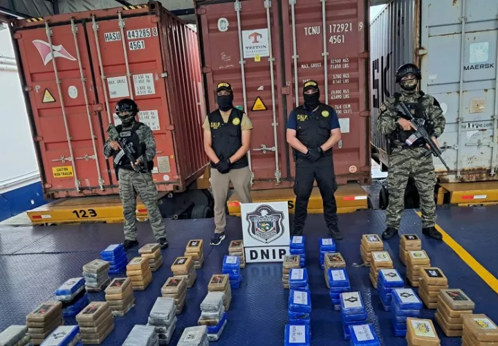 En un puerto del Pacífico se ejecutó una diligencia de allanamiento y registro a un contenedor, donde se encontraron aproximadamente 200 paquetes. Foto. Cortesía. PGN