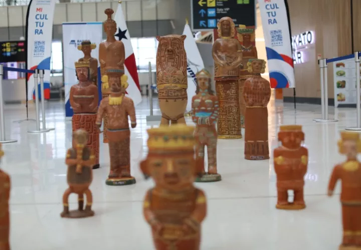 Las estatuas de arcilla están dispuestas en el Aeropuerto Internacional de Tocumen. Foto: MiCultura