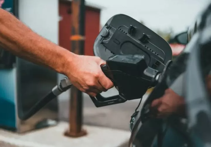 Se reducirá hasta un 10% el precio del galón de combustible. Foto: Pexels