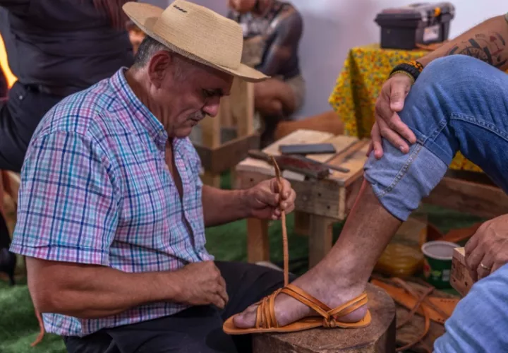 Cada pieza, hecha a mano, lleva consigo décadas de historia y saberes ancestrales. Foto: Cortesía
