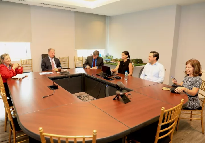 Henry Faarup, secretario del Ferrocarril de Panamá se reunió con el embajador de Estados Unidos en Panamá, Kevin Marino Cabrera.Foto: Cortesía. 