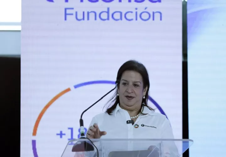 La vicepresidenta de Sostenibilidad del Grupo Ficohsa, Karla Simón, habla durante el evento Memoria de Sostenibilidad del grupo Ficohsa este martes, en Tegucigalpa (Honduras). EFE