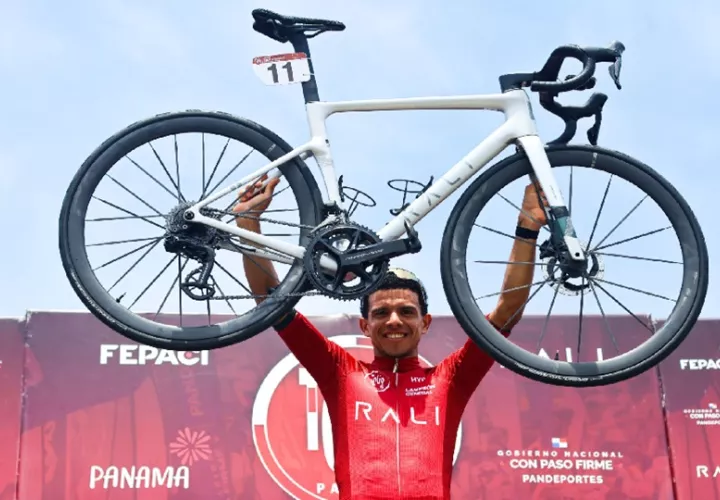 Franklin Archibold junto a la reina del tour, la Rali Evolve 2026.
