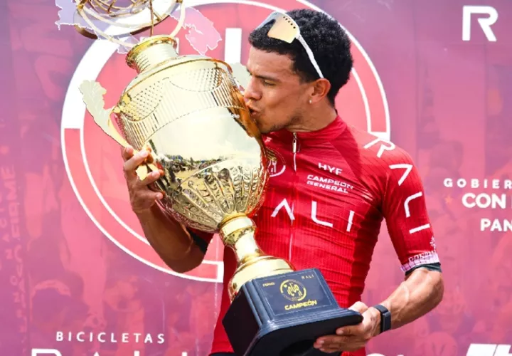  Franklin Archibold besa la copa de campeón. Foto: Cortesía/ Fepaci