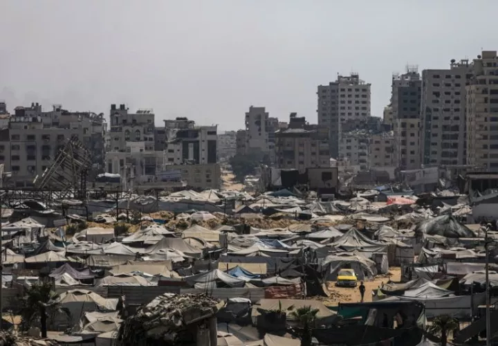 Tiendas de los palestinos desplazados que huyeron del este de la ciudad de Gaza y la franja norte de Gaza. Foto: EFE