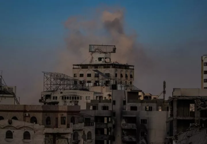 El humo se eleva al cielo gazatí tras un bombardeo de Israel. Foto: EFE