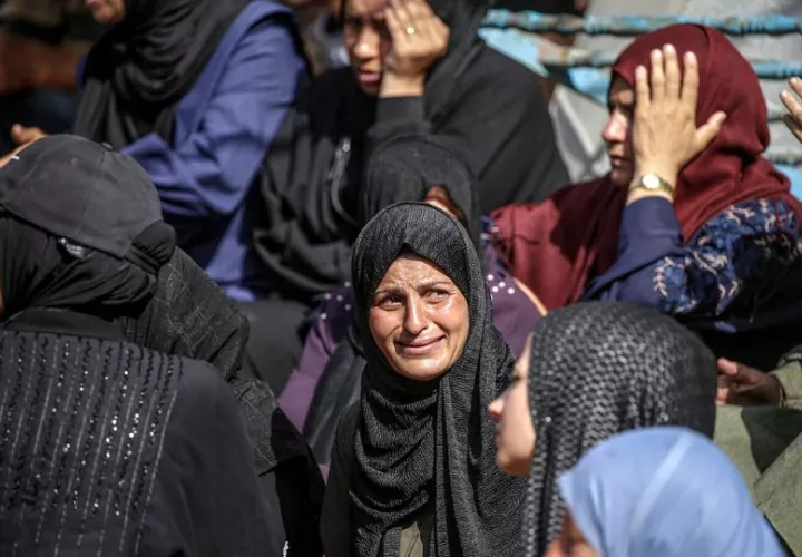 Mujeres palestinas lloran durante el funeral de sus familiares en el hospital Al-Shifa. Foto: EFE