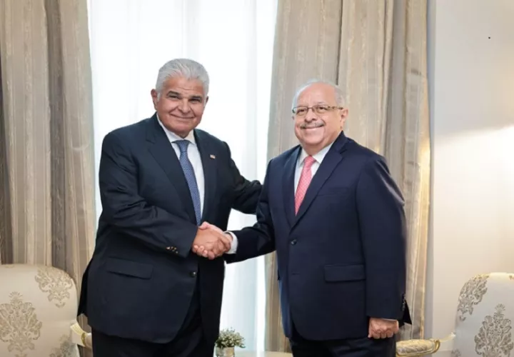 Presidente José Raúl Mulino (i) saludando al ministro de Relaciones Exteriores de Guatemala, Carlos Ramiro Martínez. EFE