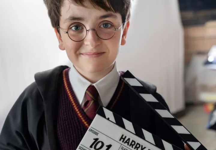 Dominic McLaughlin caracterizado como Harry Potter. Foto: EFE / Aidan Monaghan / HBO