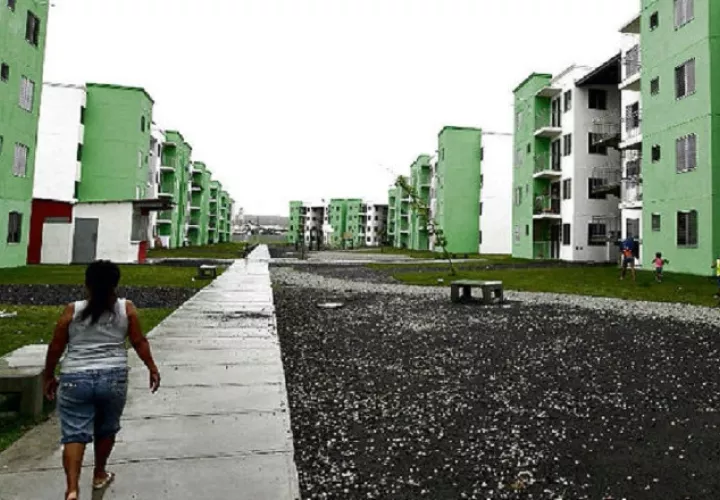 Edificios de Curundú, cuya cartera es manejada por el Banco Hipotecario. Los clientes que están al día serán los primeros beneficiados de la transformación de la entidad. Foto: Archivo