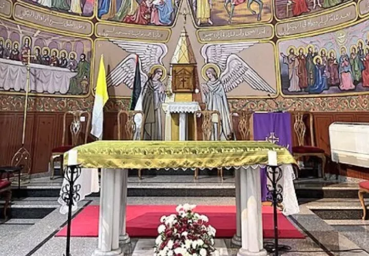 Altar de la iglesia que fue atacada el jueves, la única católica de Gaza. Foto: Internet