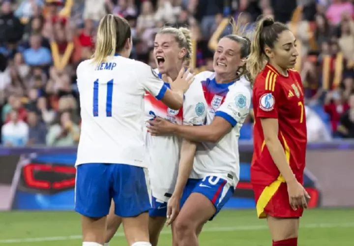 La inglesa Alessia Russo (C) celebra el 1-1 con Lauren Hemp y Ella Toone (I) durante la final de la Eurocopa que juegan Inglaterra y España en Basilea. EFE/EPA/Georgios Kefalas