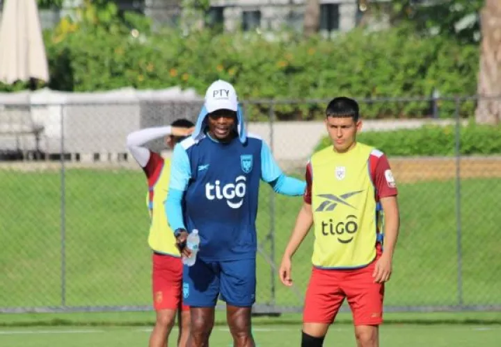 Jorge Dely (azul), durante los entrenamienos de la Sub-20. Foto: FPF