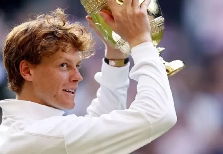 Sinner levanta el trofeo que lo acredita como campeón de Wimbledon. Foto: EFE/EPA/Tolga Akmen
