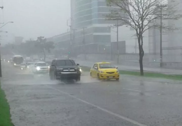 Tome medidas al manejar con la vía mojada.  Foto: Cortesía