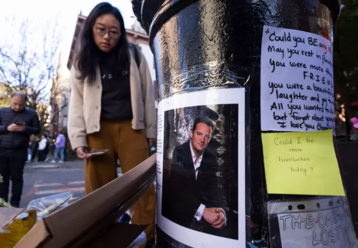 Personas colocando flores frente a un memorial del Matthew Perry. Foto: EFE / Justin Lane