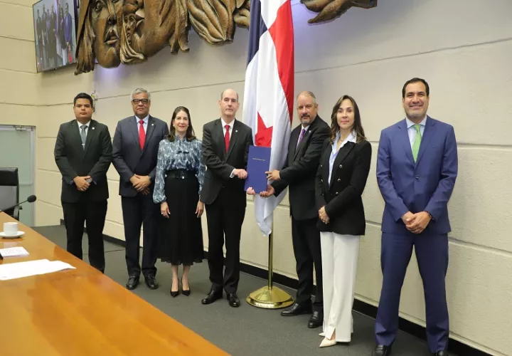 Autoridades del Ministerio de Economía y Finanzas entregan proyecto a la Asamblea Nacional. Foto: Cortesía