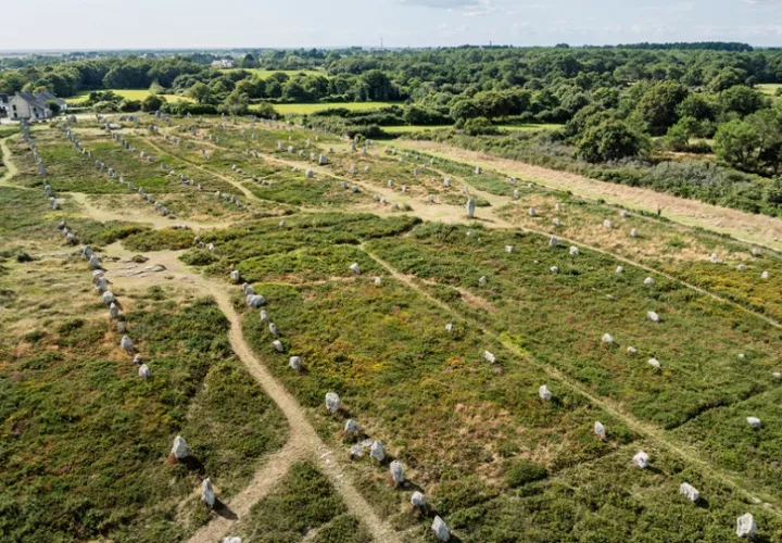 Vista aérea de los alineamientos de Carnac, en el noroeste de Francia. EFE
